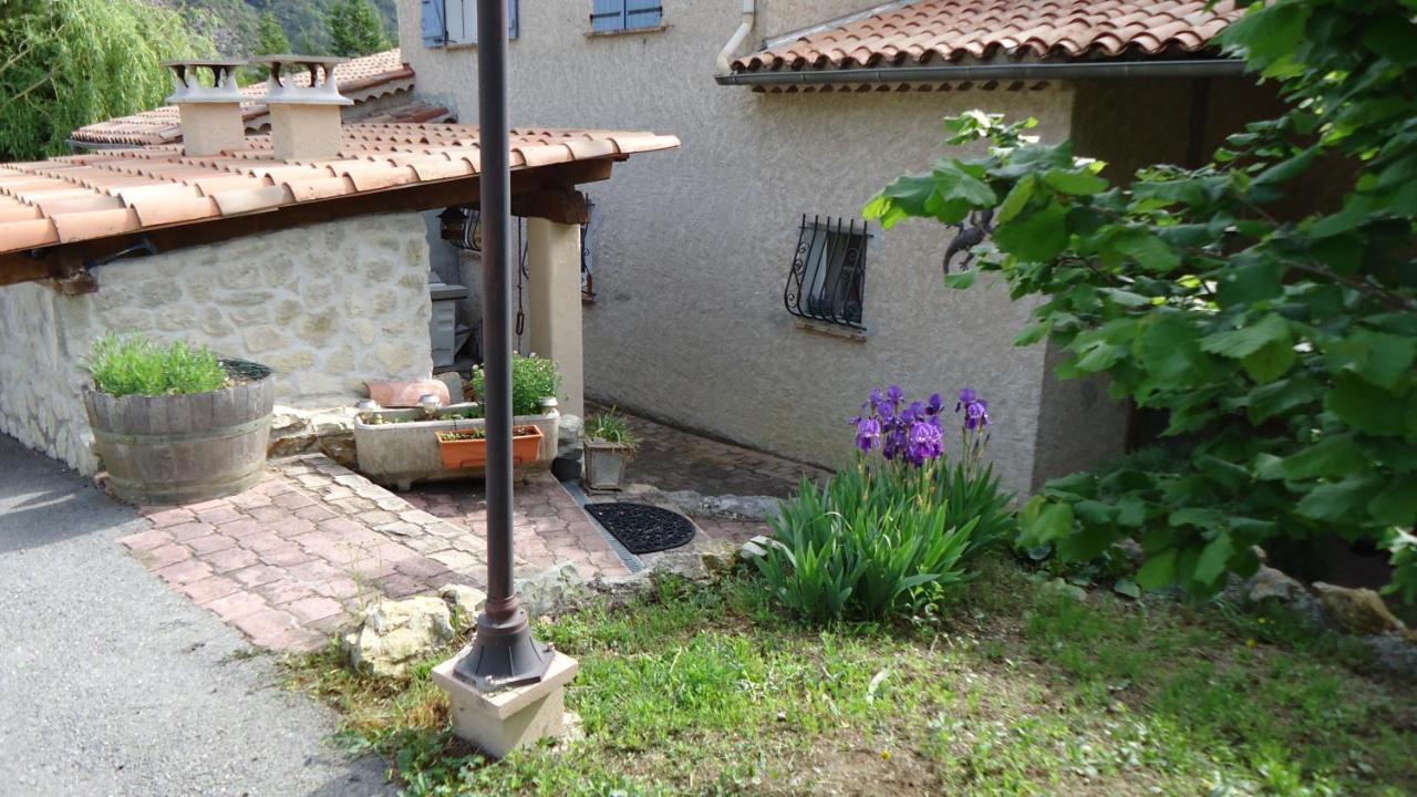 Bed and Breakfast Joelle Et Daniel Entrevaux Exterior foto